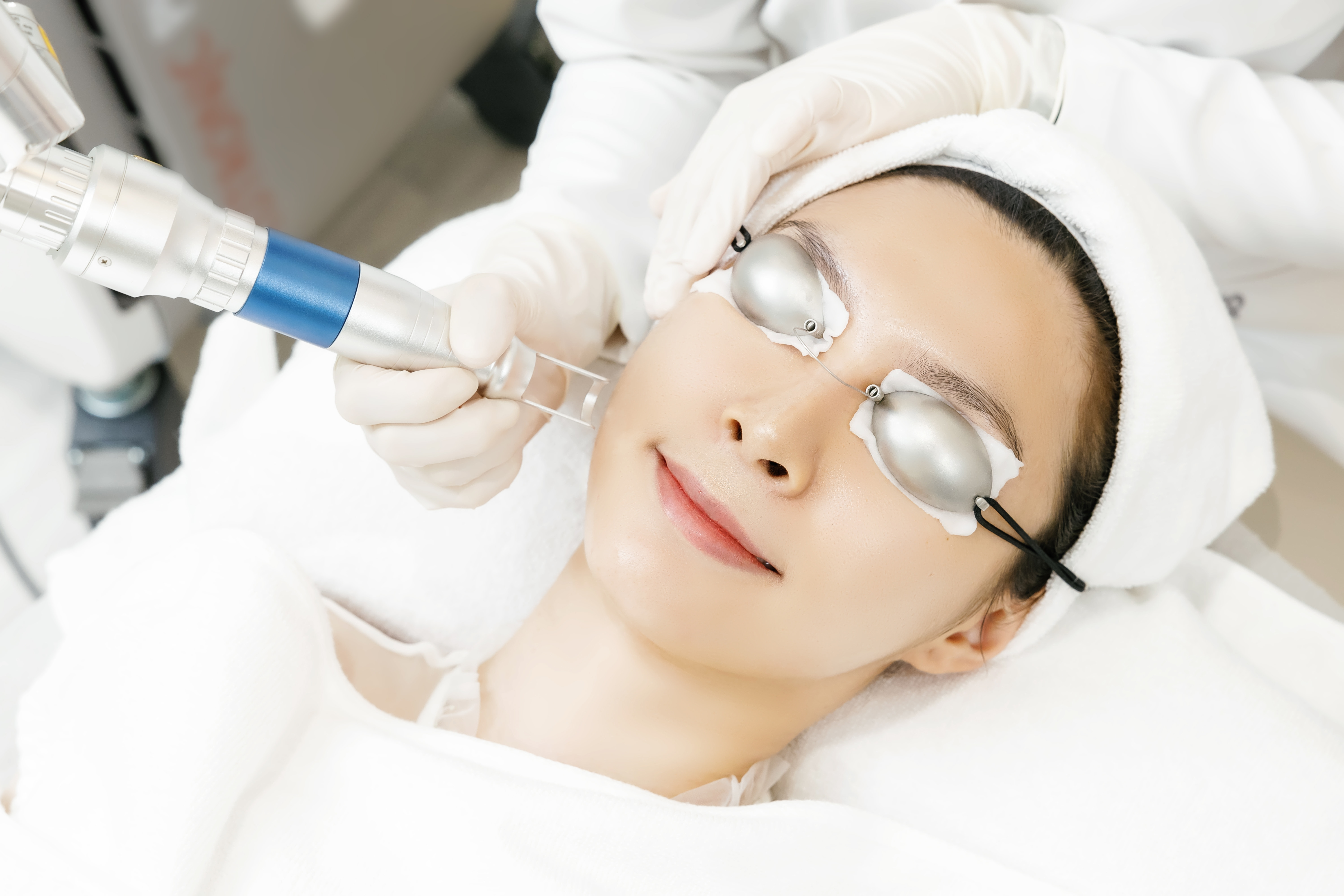 Intense Pulsed Light therapy in progress